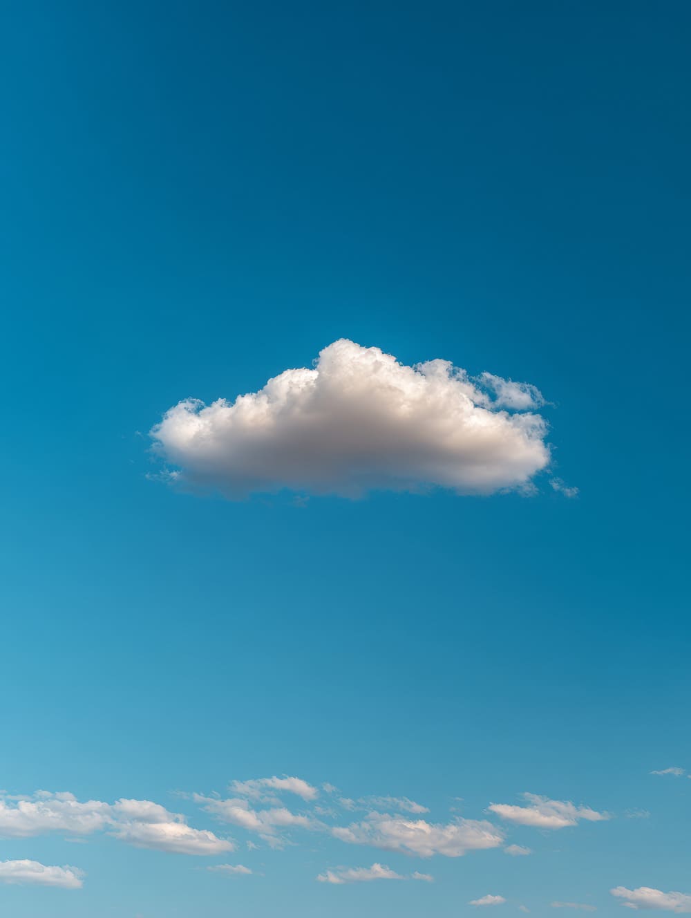 Tableau Nuages Isolés Dans Un Ciel Vide