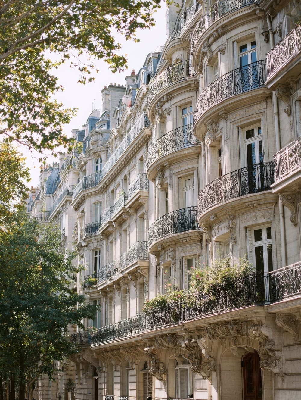 Tableau Paris Balcons Haussmanniens en Lumière Douce